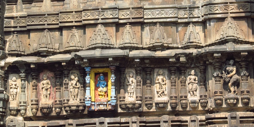 Mahalakshmi Temple is among the most iconic places to visit near Siddhivinayak Temple.