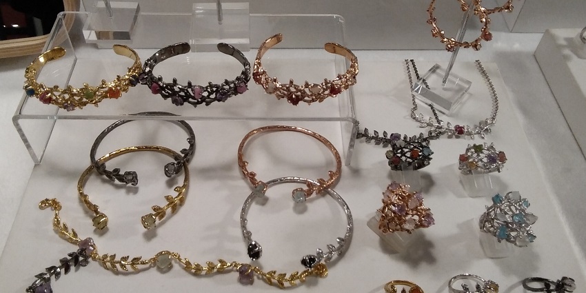 Shree Santosh offers kundan and gemstone jewellery with meticulous craftsmanship for jewellery shopping in Udaipur.