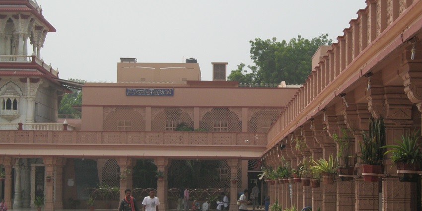 Shree Santram Temple in Dakor, showcasing its ornate architecture and serene surroundings