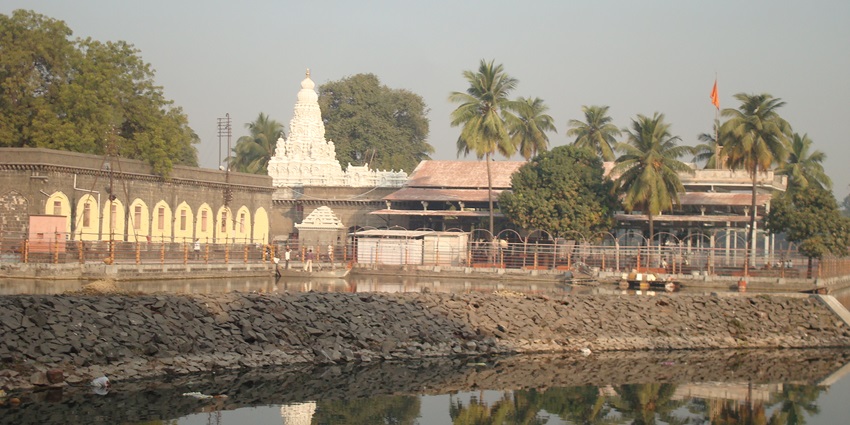 Shree Siddheshwar Temple in Dadar features a serene atmosphere and exquisite carvings.