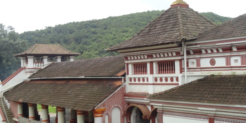 Shree Vijayadurga Temple is one of the famous Radha Krishna temples in Goa