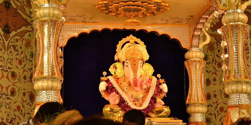 Viman Nagar temple features ornate Lord Ganesha idol, attracting devotees.