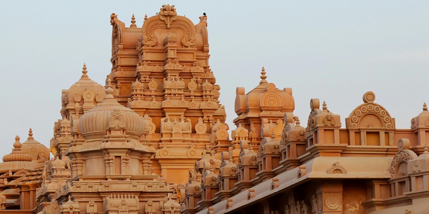The Shri Borij Tirth Jain temple is surrounded by peaceful natural surroundings.