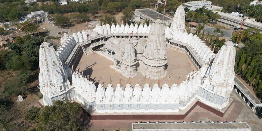 Dedicated to Lord Chandraprabhu, this is one of the best Jain temples in Udaipur.