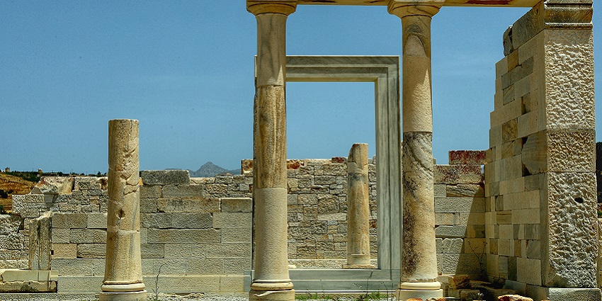 The picture of an ancient temple similar to Shri Digamber Jain Atishay Kshetra, Ajaygarh