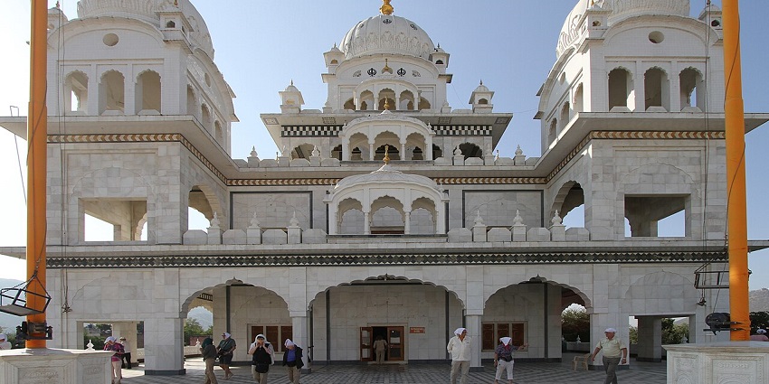 Image of devotees gathering at the sacred Gurudwara in Rajasthan