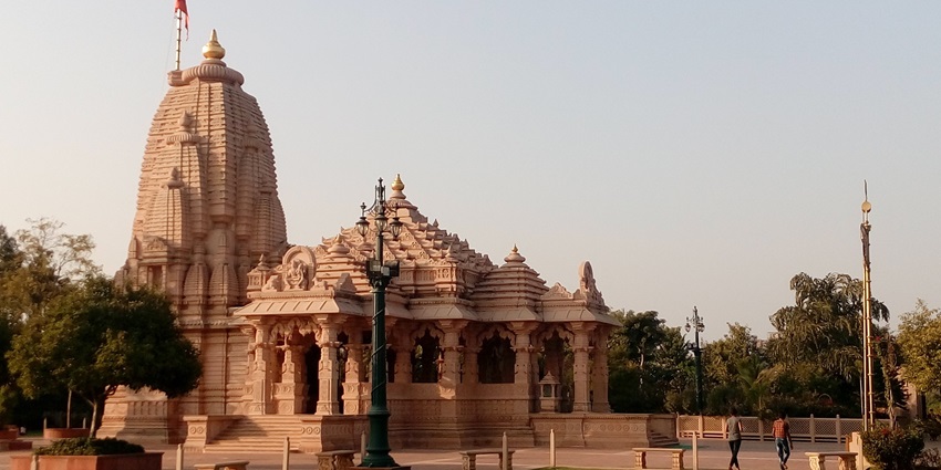 The architecture and paintings on the walls of the Laxminath Temple make it alluring.