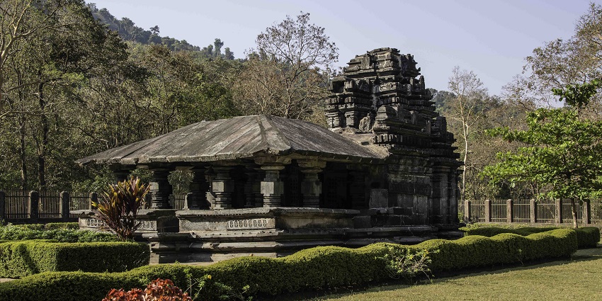 Image of Shri Mahadev Temple in Tambdi Surla, Goa with tranquil surroundings