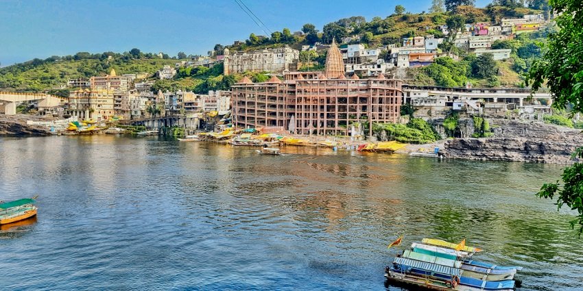 Shri Omkareshwar Jyotirlinga is one of the famous Shiva temples in Madhya Pradesh.