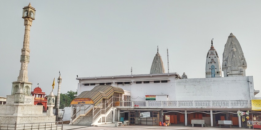 Dedicated to Lord Parshvanath, the 23rd Tirthankara, this mandir is quite popular one.