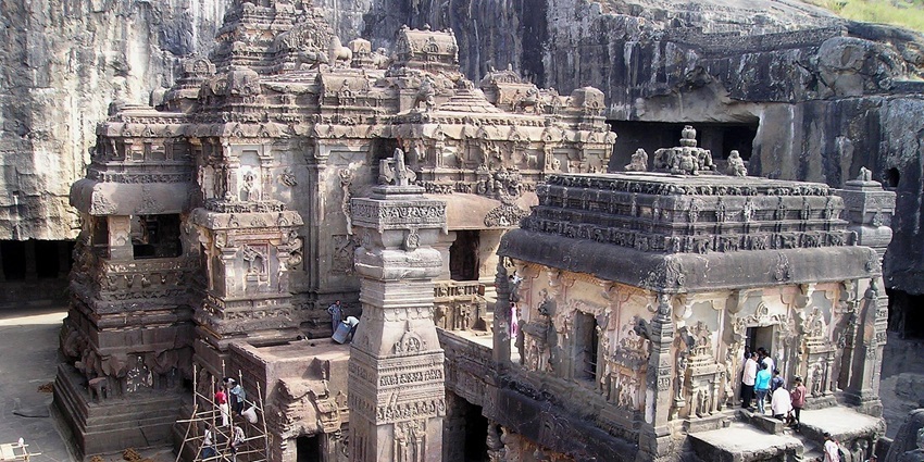 Shri Vamaj Tirth Jain temple featuring serene architecture and peaceful ambiance.
