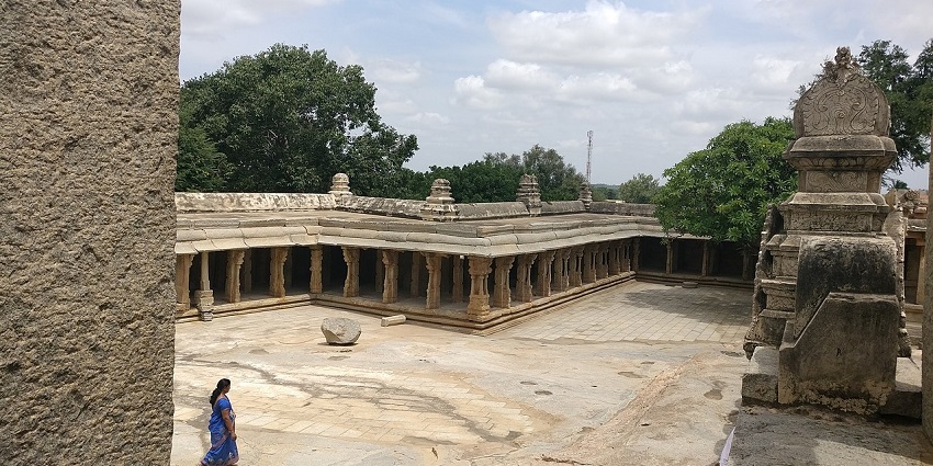 Shri Veerabhadra Swamy Temple features murals, sculptures, and is one of the finest Ananthapuram temples.