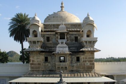 Majestic brown columns of Shrinathji temple highlighting stunning architectural elegance.