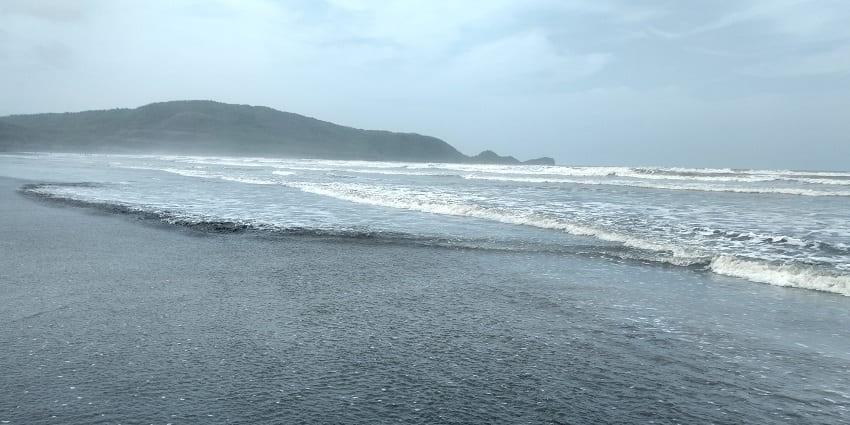 Serene Shrivardhan Beach, ideal for sunbathing and peaceful walks.