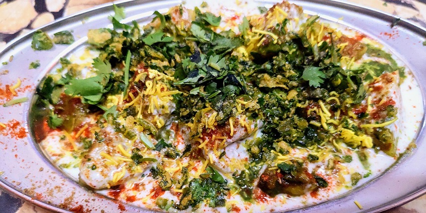 Spicy Jodhpuri aloo chaat with potato cubes—-street food in khan market