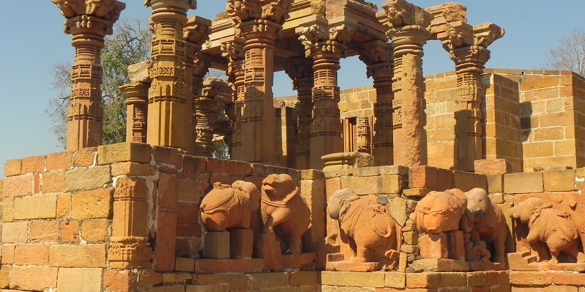 A view of Siddhanath Temple inside a hill, the most delightful place to visit in Omkareshwar.