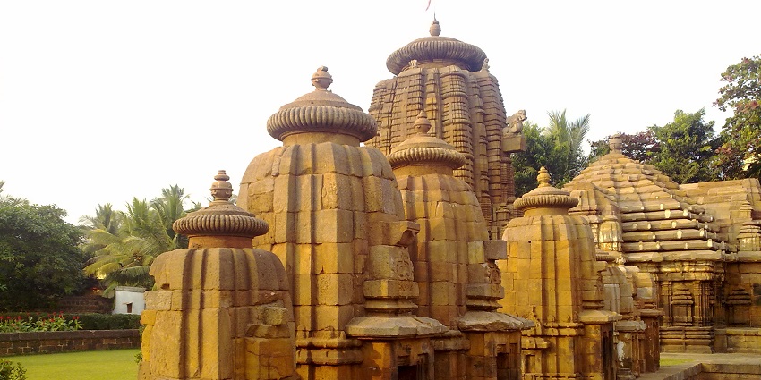 An image showing Siddheshwar Temple is a significant religious site dedicated to Lord Shiva
