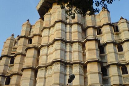 Discover the cultural and historical places to visit near Siddhivinayak Temple in Mumbai.