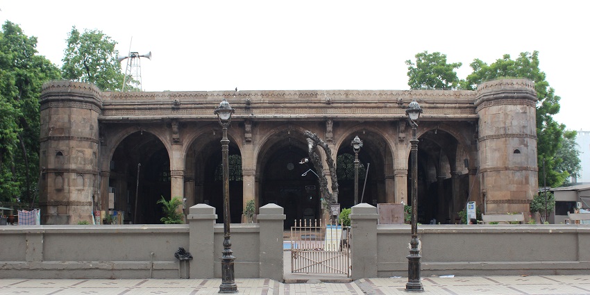 The front view of Sidi Saiyyed Mosque.