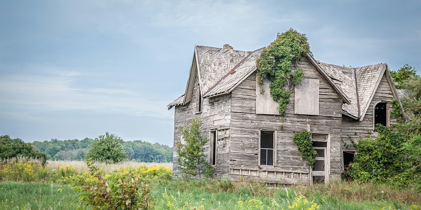 A glimpse of an abandoned house nestled on a barren land in Signature Farm in Gujarat.