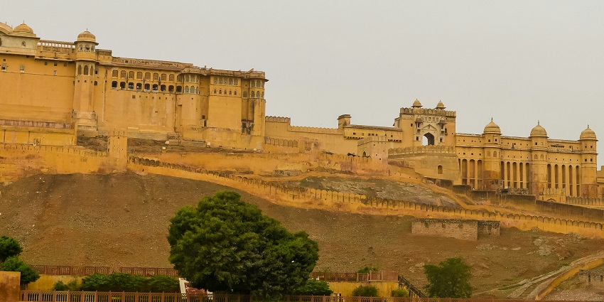 A view of the majestic Sikar Fort, one of the famous places to visit near Laxmangarh Fort.