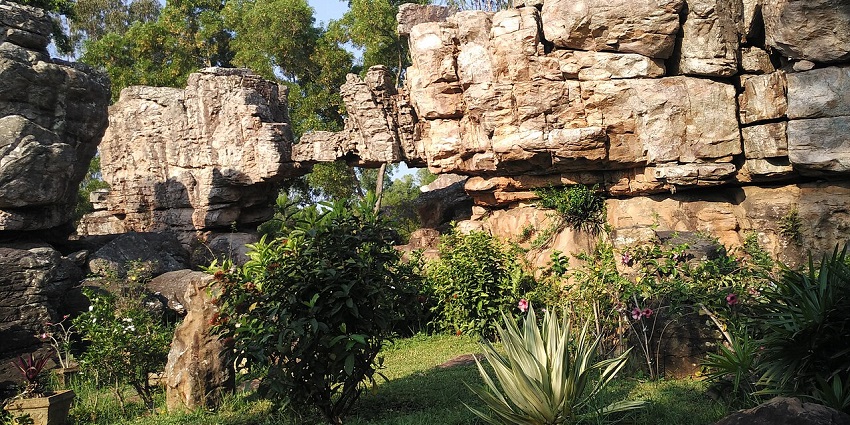 Garland of rocks which formed rarely and naturally is one of its kind in the world