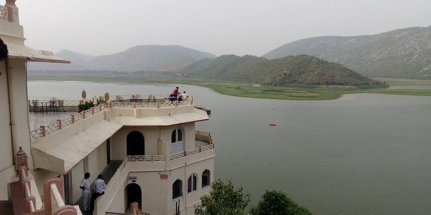 The placid Siliserh Lake surrounded by hills is an ideal hotspot near the historic marvel.