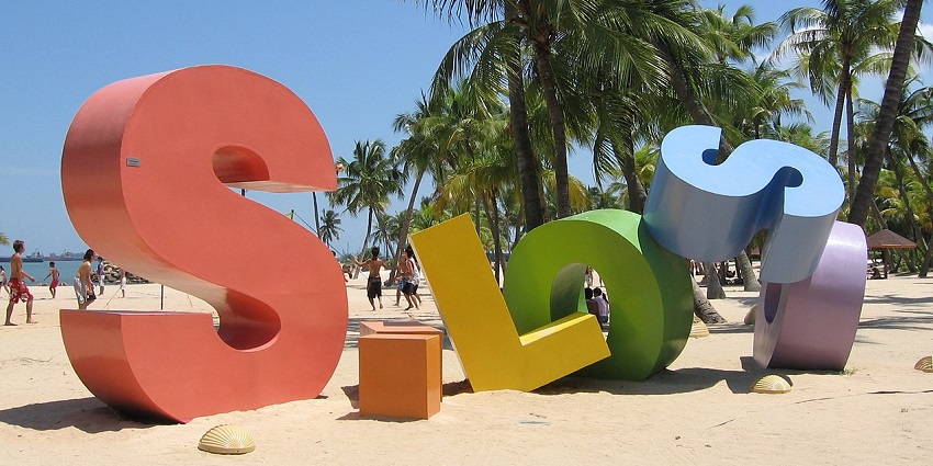 A scenic view of Siloso Beach on Sentosa, perfect for beach activities and relaxation.