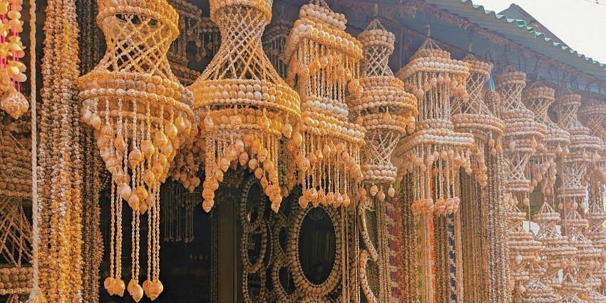 Sindhi Market, Ahmedabad, has a wide variety of budget-friendly Navratri accessories