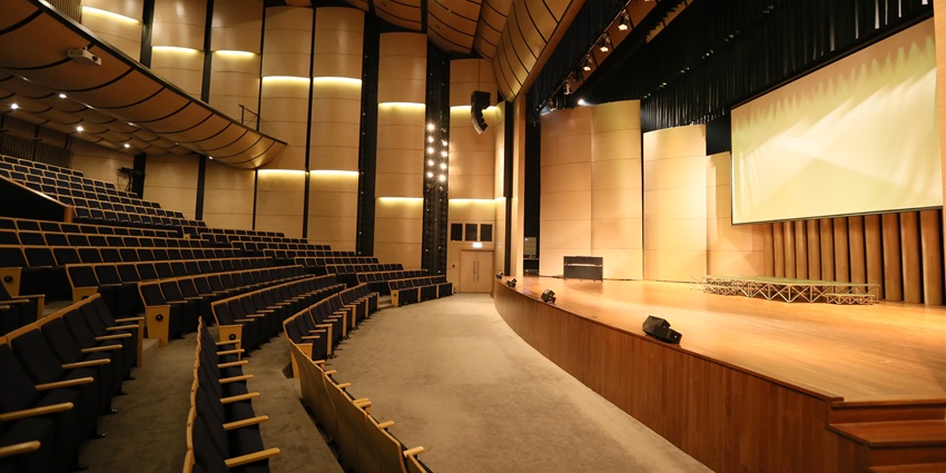 Sing Sing Theater is one of the best places in Bangkok to enjoy with your friends.