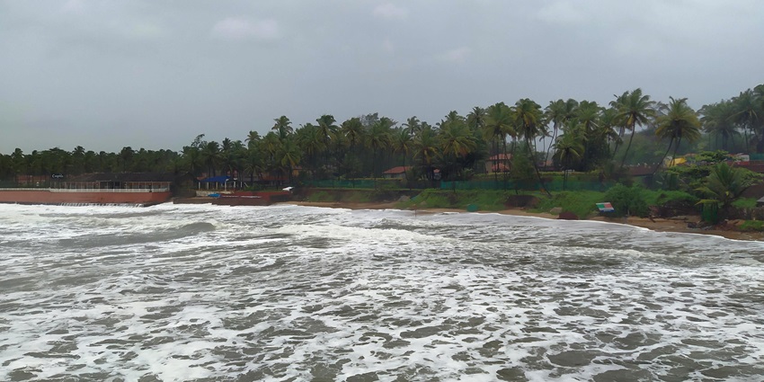 A glimpse of Sinquerim Beach which is one of the romantic beaches in Goa for couples.