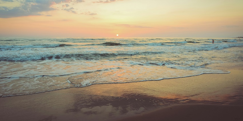 Enjoy exciting water sports like scuba diving, surfing and parasailing at Sinquerium Beach.