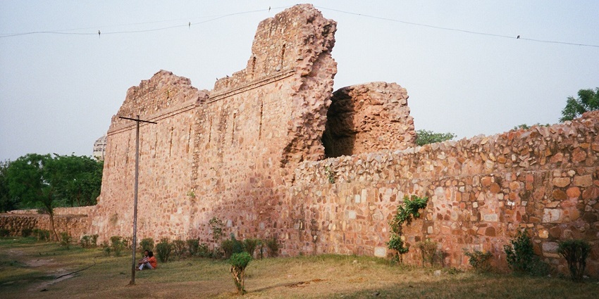 Siri Fort, one of the best forts in Delhi, offers a glimpse into the early mediaeval history of Delhi.