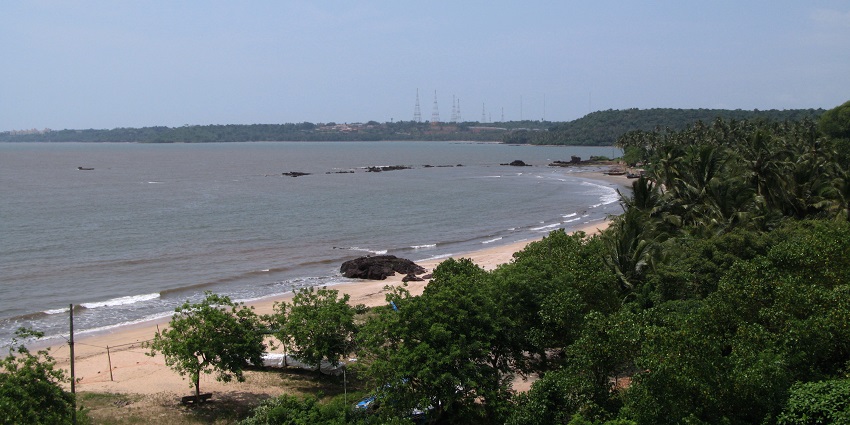 Siridao Beach has a rugged coastline with sand and uneven rocks in Goa