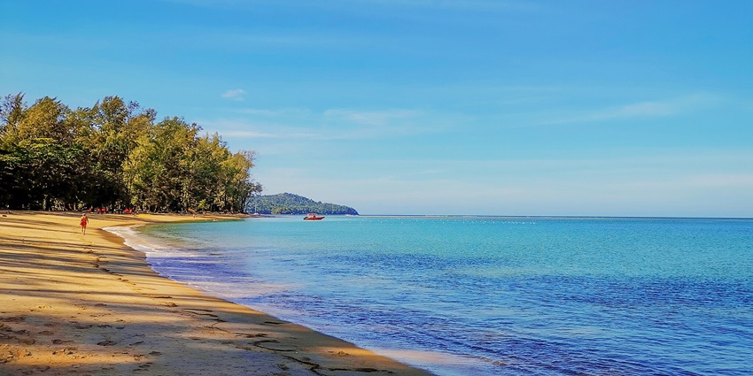 Stroll through the golden sands in this park to enjoy the best Valentine’s Day in Phuket.