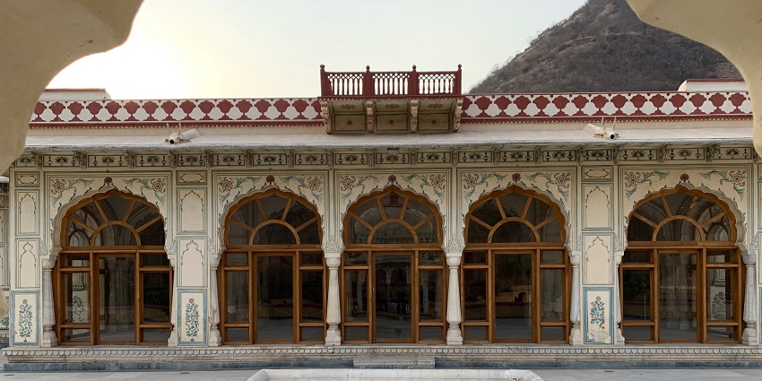 View of Sisodia Rani Palace and Garden in Jaipur, featuring lush gardens.