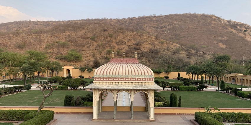 The garden and the beautiful palace of Sisodia Rani Garden, an attraction near Jaipur.
