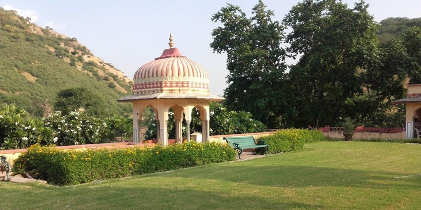 Terraced garden pavilion and fountains at Sisodia Rani Ka Bagh, Jaipur.