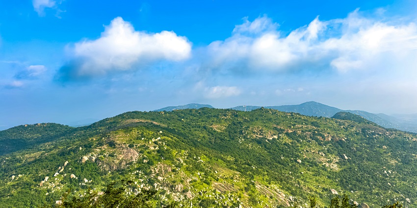 A scenic view of the Skandagiri Hills, one of the serene places to visit near Lepakshi.