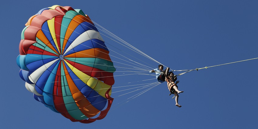 Parasailing in Jaisalmer desert offers stunning views for all skill levelled travellers.