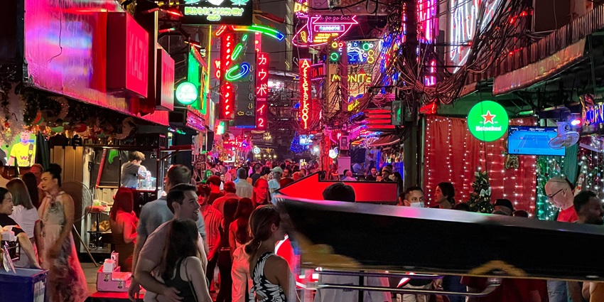 Soi 80 is one of the best streets for enjoying the bustling Hua Hin Thailand nightlife.