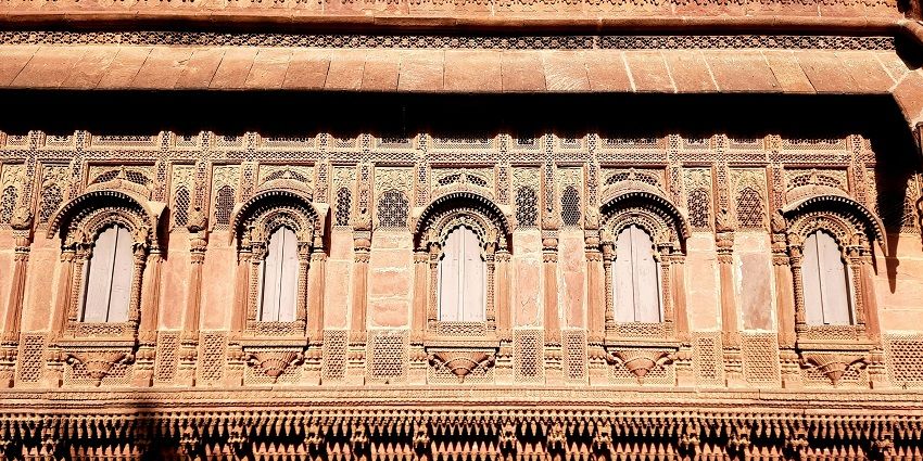 The Sojat Fort features intricate carvings, resembling ancient lifestyles and landscapes.