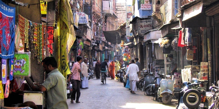 Sojati Gate Market for shopping in Jodhpur offers affordable handicrafts, jewellery, and henna.