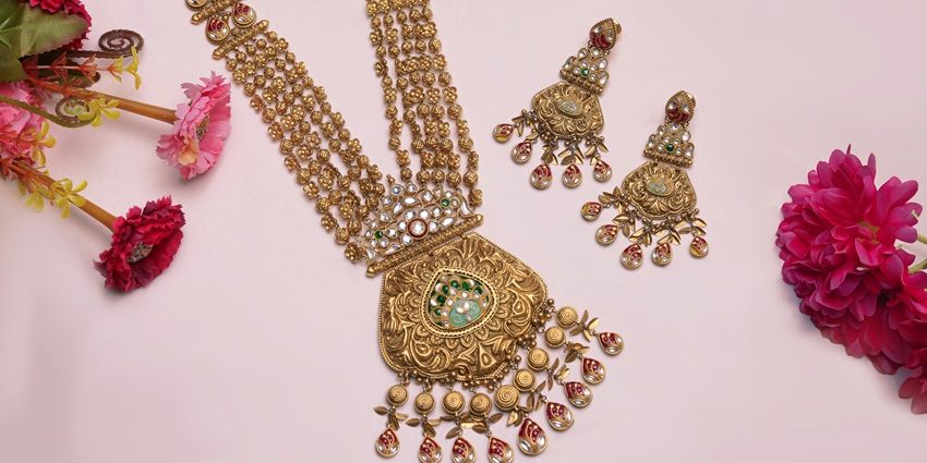 Jewellery set displayed at Sojatia Jewellers, popular for jewellery shopping in Udaipur.