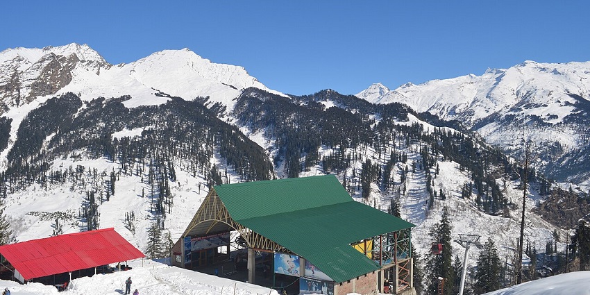 A view of the Solang Valley from the ropeway that depicts the snow-covered mountains.