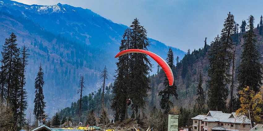Solang Valley is one of the scenic places to travel in Kullu Manali In May for a holiday