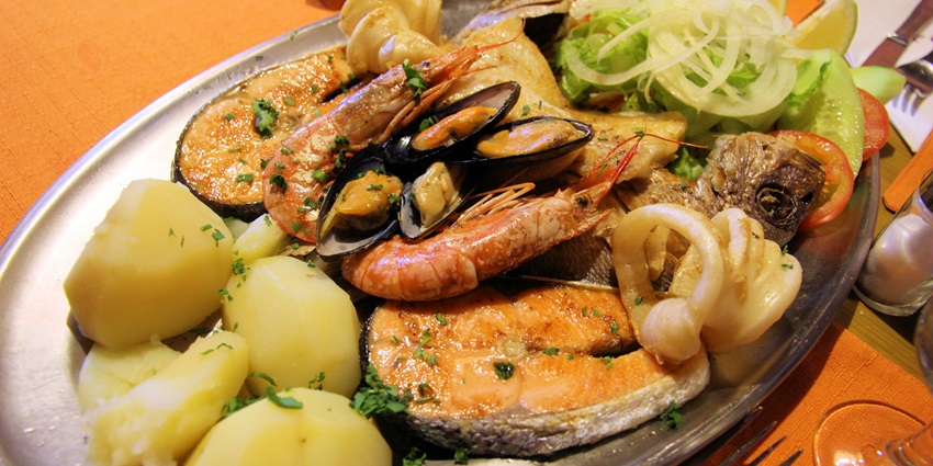 Fresh seafood stalls at Somnath Beach offer grilled fish, prawns, and crab with a scenic sea view