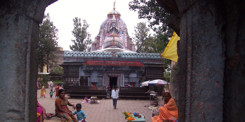 Tranquil Lord Shiva temple in Baramati offers spiritual rejuvenation and contemplation.