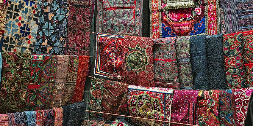 A glimpse of South Extension market, one of the top places for lehenga shopping in Delhi.