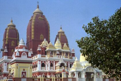 A picture of a temple in Delhi with intricate South Indian architecture and traditional designs